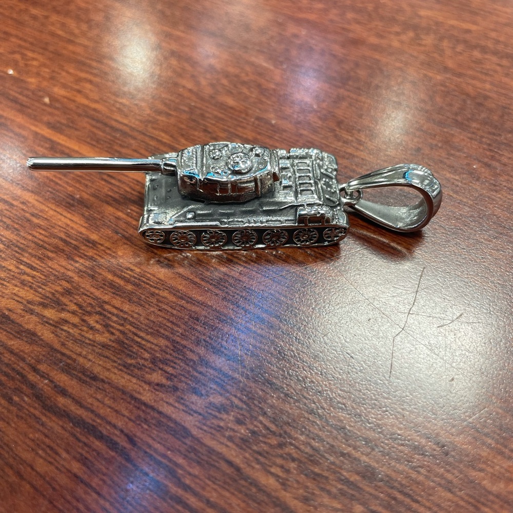 🪖 Military tank pendant